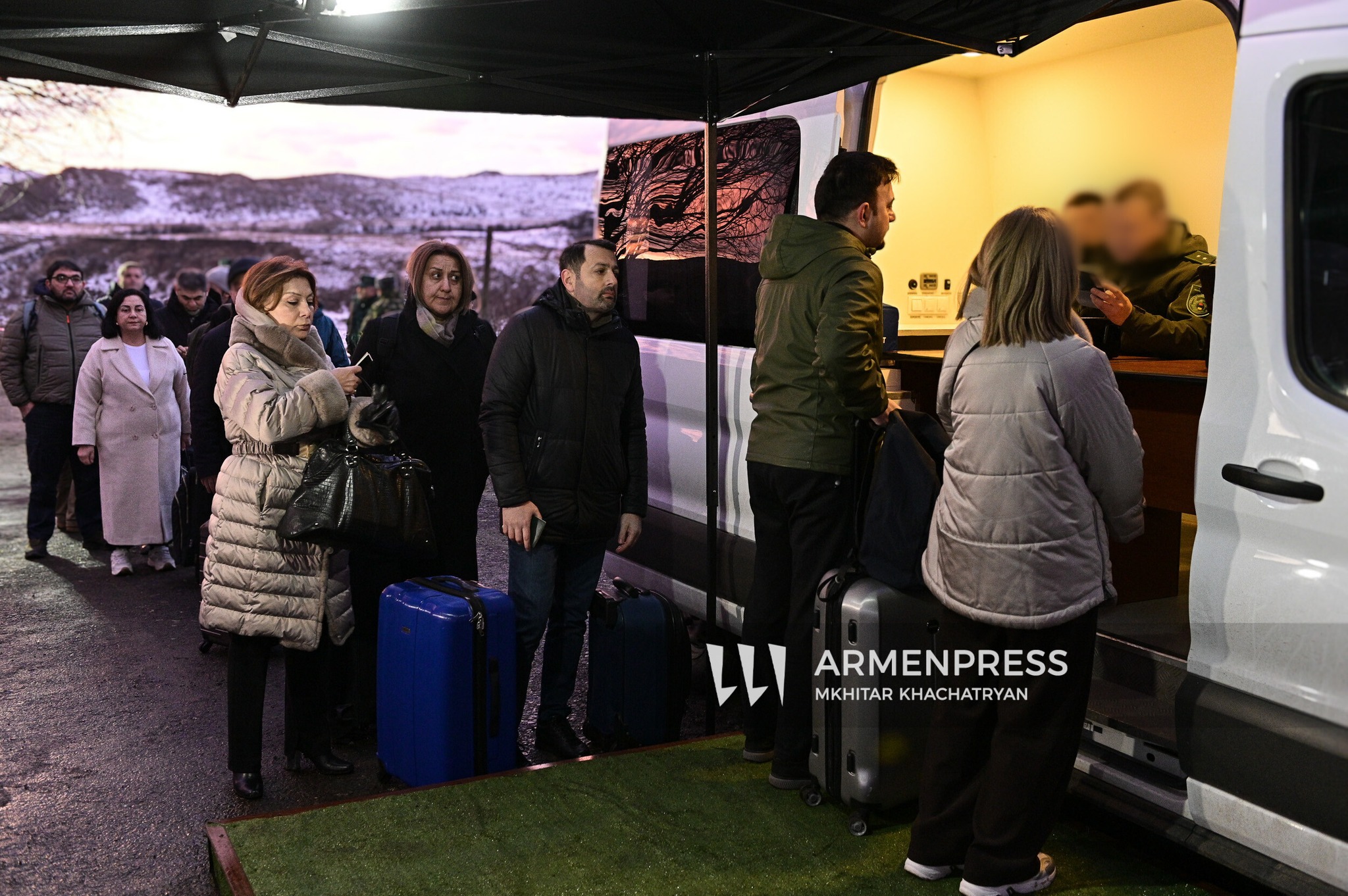 Ադրբեջանի քաղաքացիական հասարակության ներկայացուցիչները Հայաստան ժամանեցին ցամաքային սահմանազատված հատվածով